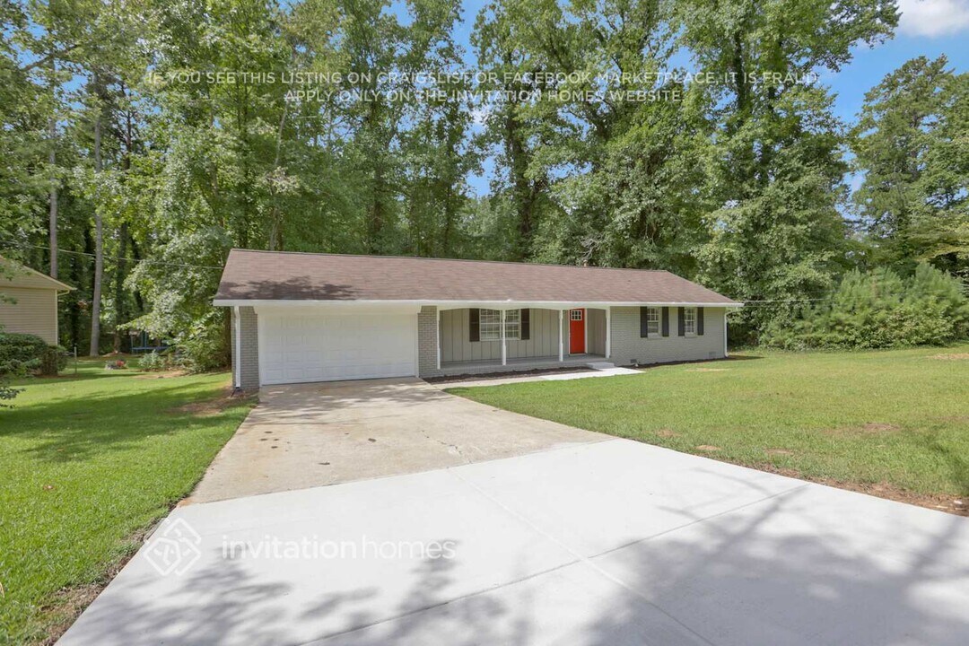 2045 Devore Dr SW in Marietta, GA - Building Photo