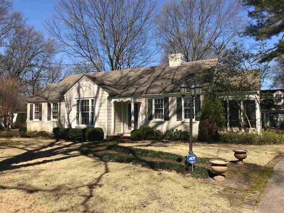 3922 Walnut Grove Rd in Memphis, TN - Building Photo