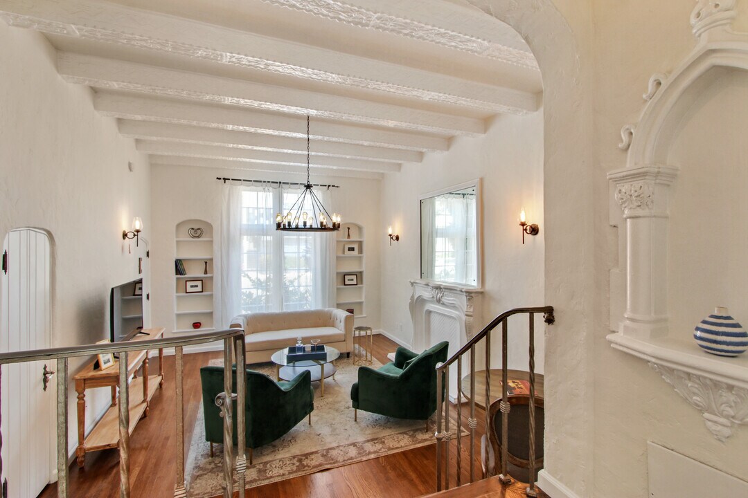 The Four Gables in West Hollywood, CA - Building Photo
