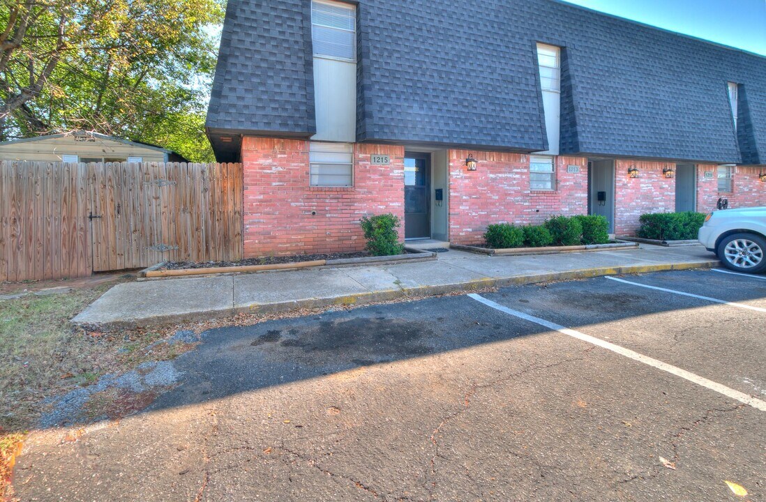 1215 Lakecrest Dr in Norman, OK - Building Photo