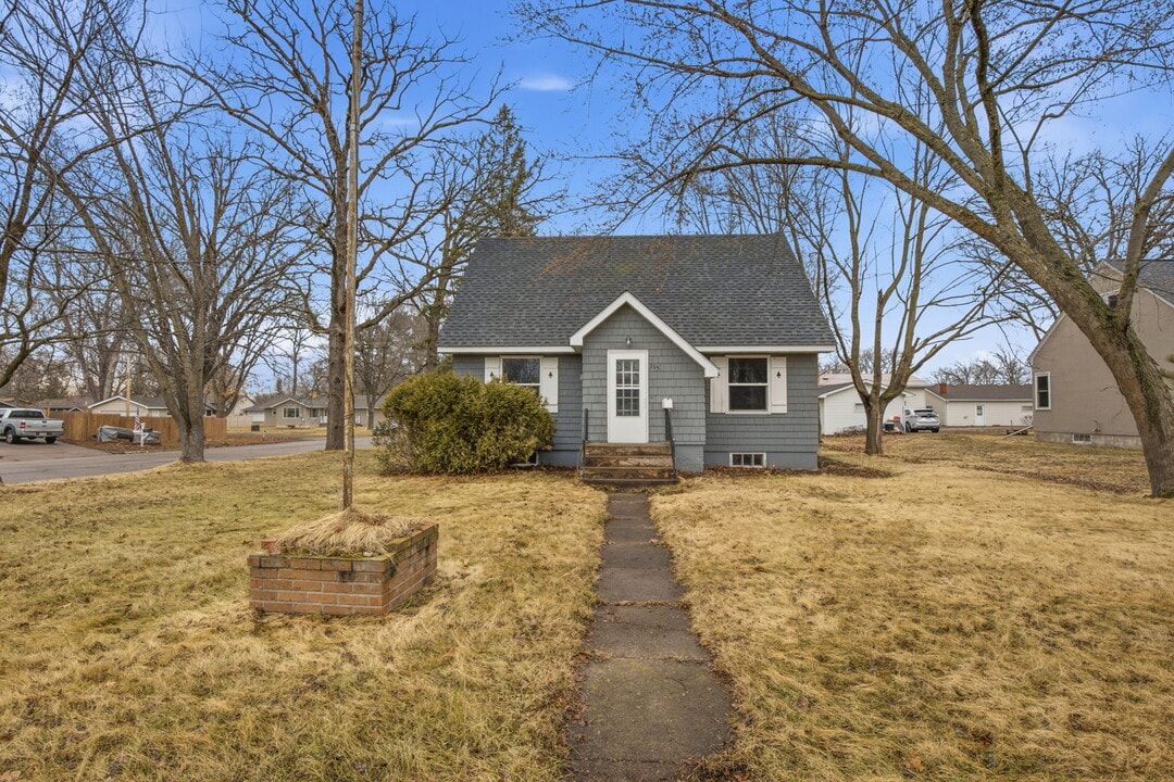 355 Central Ave N in Milaca, MN - Foto de edificio