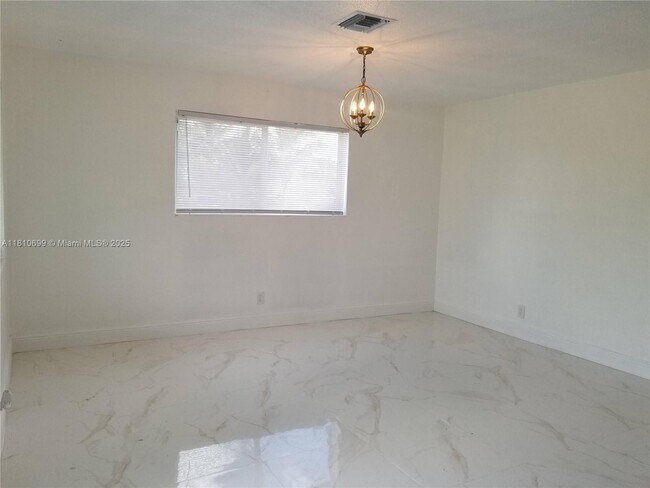 5641 NW 15th St in Lauderhill, FL - Building Photo - Building Photo