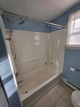 1066 Bedford St, Unit 1 in Fall River, MA - Foto de edificio - Building Photo