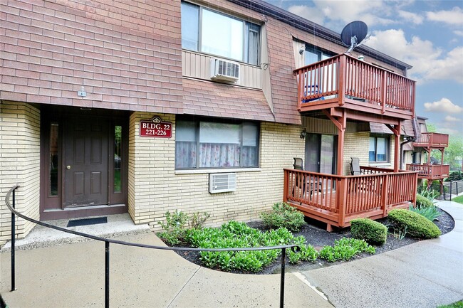 221 Richard Ct in Pomona, NY - Building Photo - Building Photo