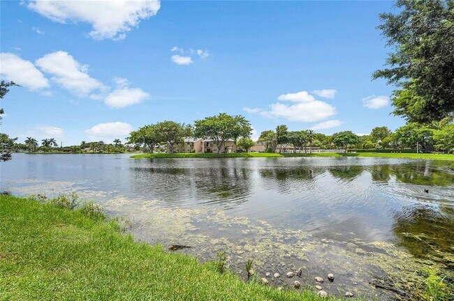 2331 NW 96th Ter, Unit 17N in Pembroke Pines, FL - Building Photo - Building Photo
