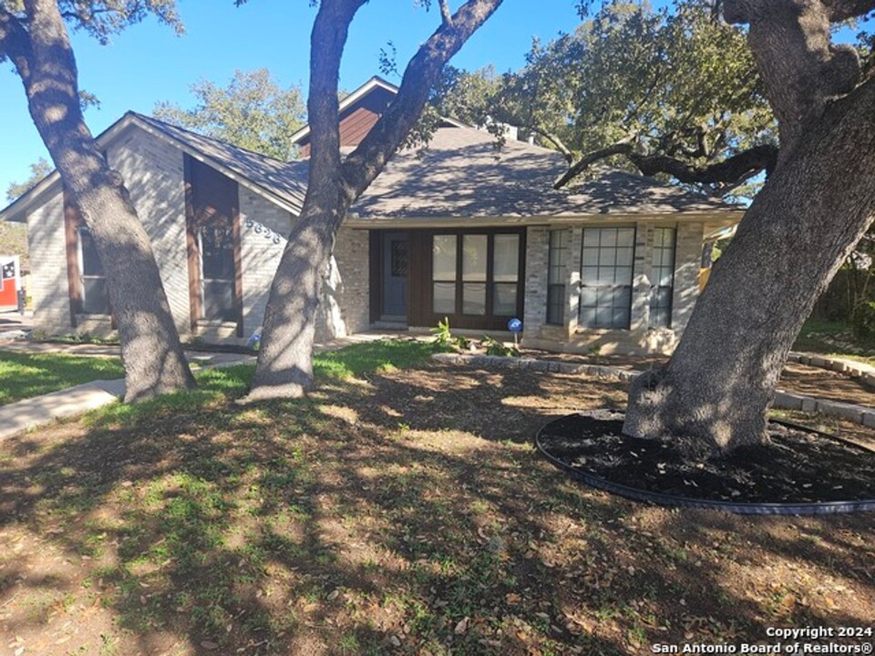 5626 Timber Trace St in San Antonio, TX - Foto de edificio