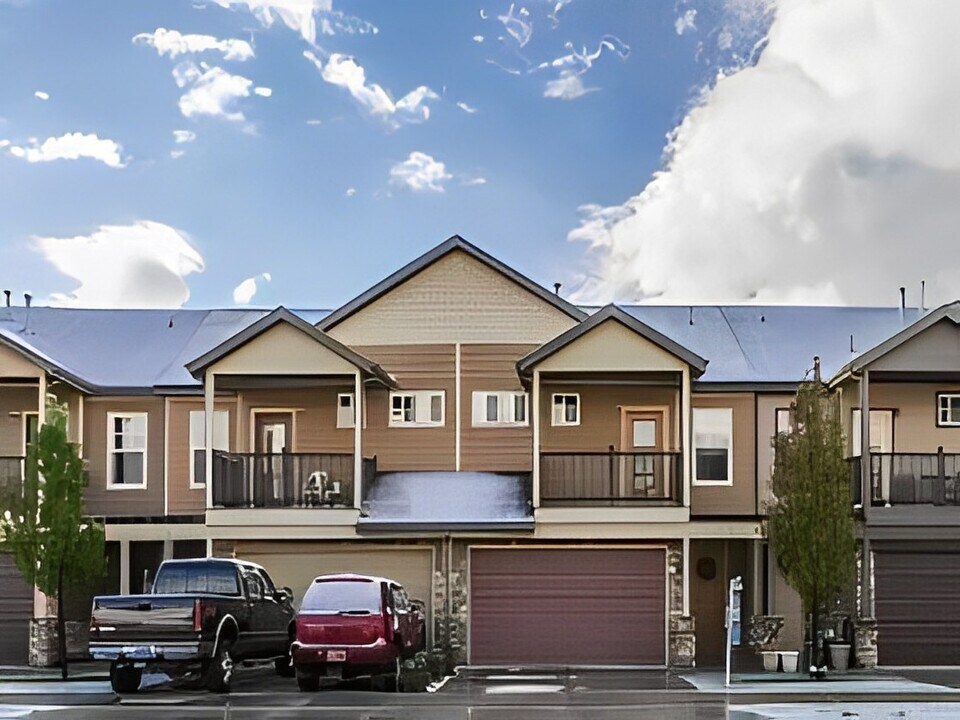 753 W Club Oaks Dr in Sandy, UT - Foto de edificio