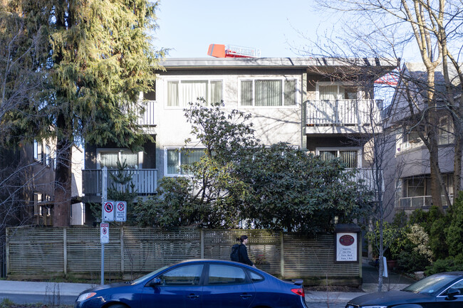 Oakway Manor in Vancouver, BC - Building Photo - Primary Photo