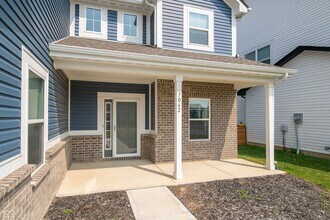 7062 English Oak Dr in McCordsville, IN - Foto de edificio - Building Photo