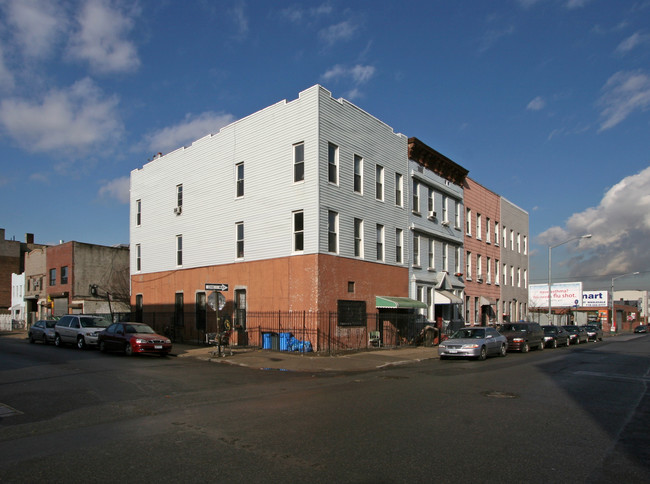 53 Morgan Ave in Brooklyn, NY - Foto de edificio - Building Photo