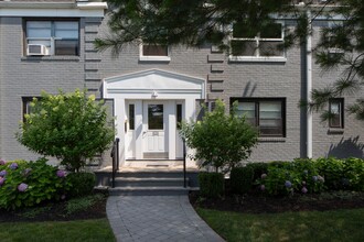 Leonia Manor: In-Unit Washer & Dryer in Leonia, NJ - Foto de edificio - Building Photo