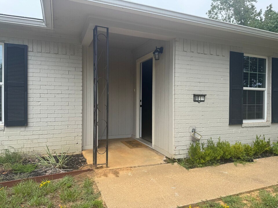 801 Faircreek Ln in Longview, TX - Building Photo