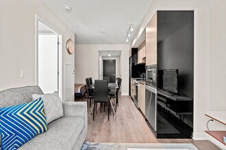 475 Yonge St in Toronto, ON - Building Photo - Building Photo