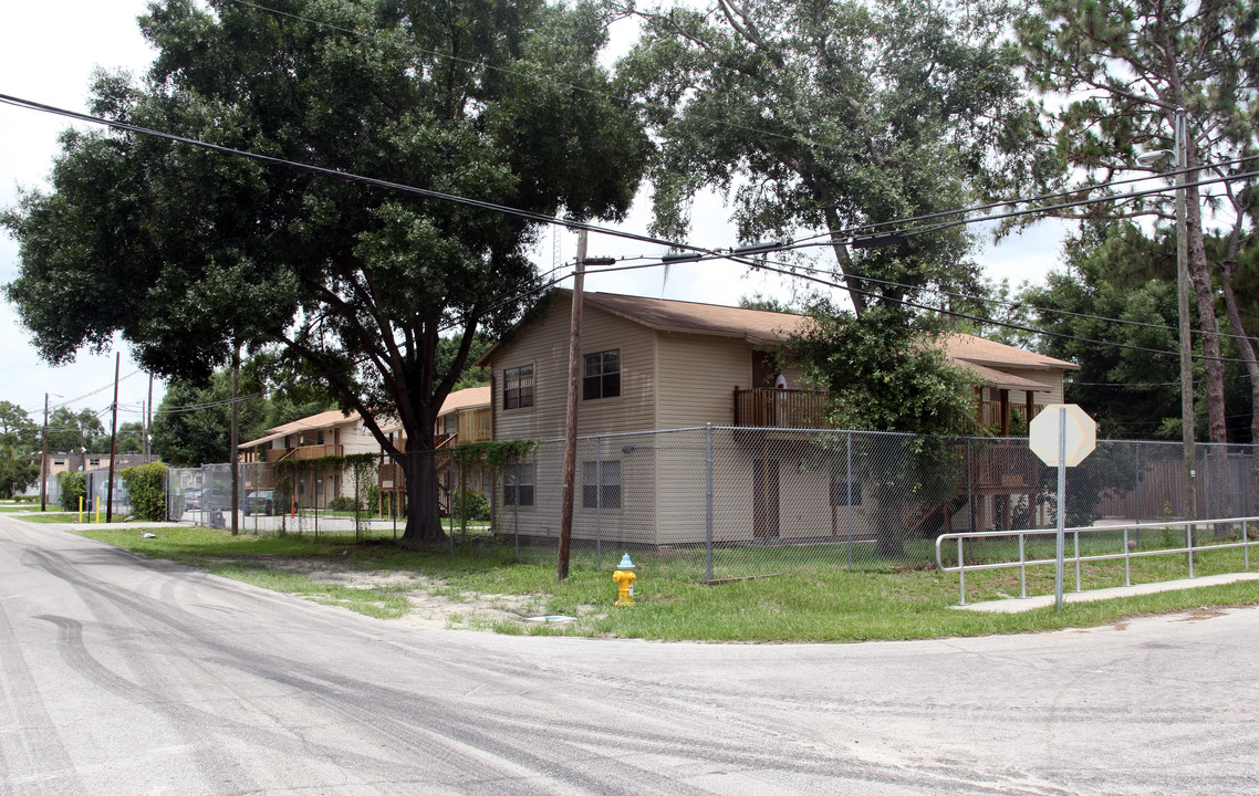 14000 N 20th St in Tampa, FL - Building Photo