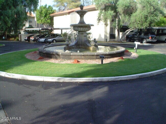 7557 N Dreamy Draw Dr in Phoenix, AZ - Building Photo - Building Photo