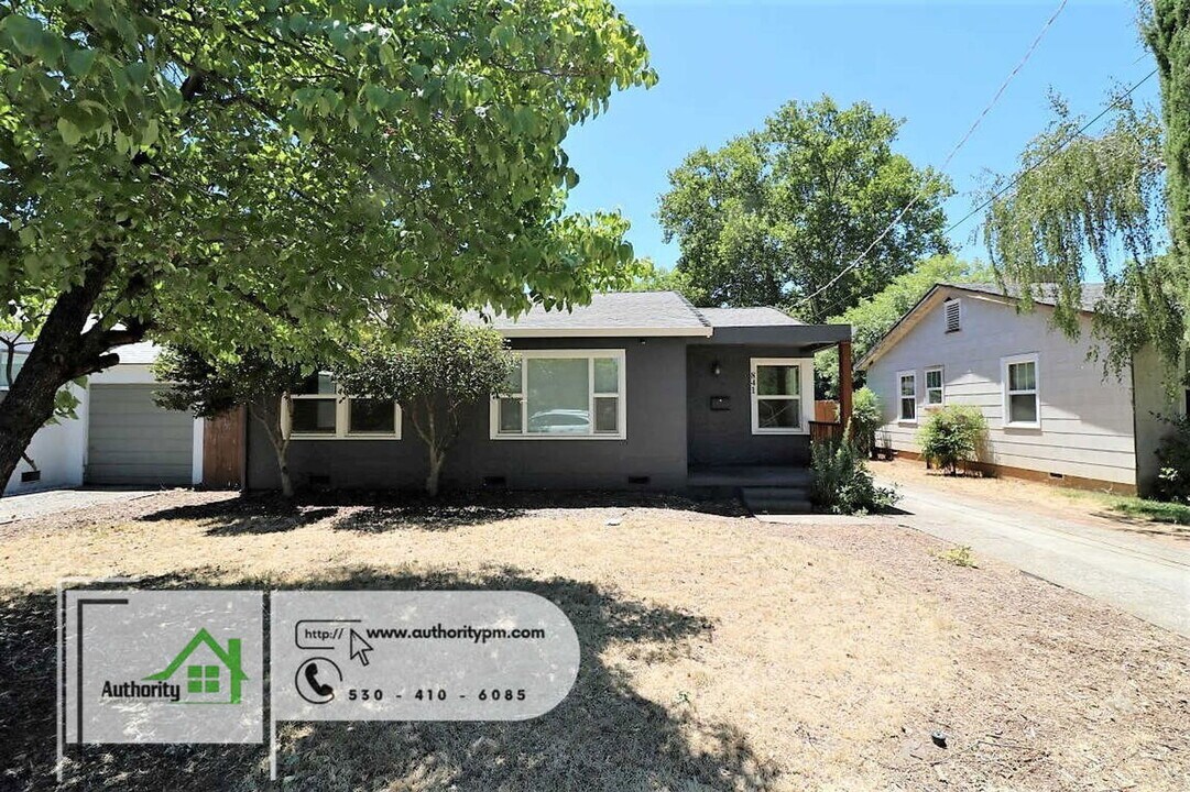 841 South St in Redding, CA - Building Photo
