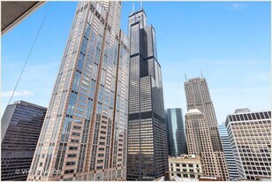 235 W Van Buren St, Unit 2421 in Chicago, IL - Building Photo