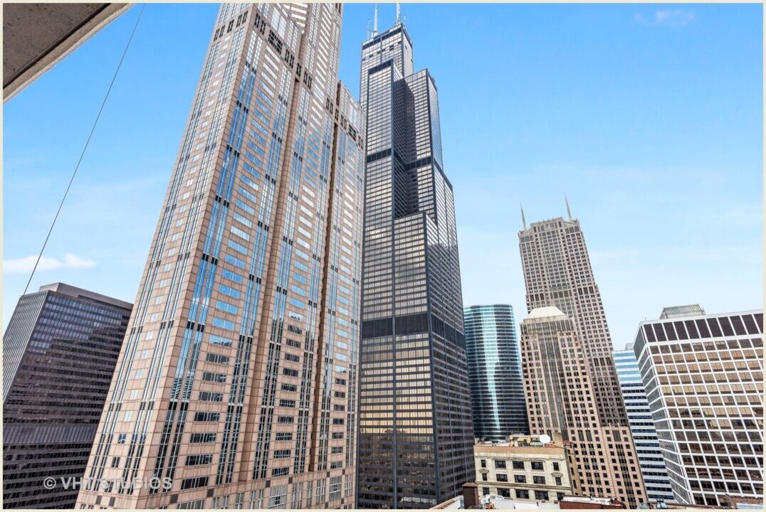 235 W Van Buren St, Unit 2421 in Chicago, IL - Foto de edificio