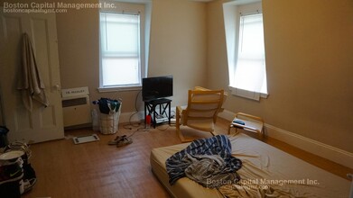 24 Pratt St, Unit 2 in Boston, MA - Foto de edificio - Building Photo