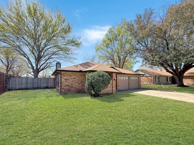 10205 Lone Pine Ln in Fort Worth, TX - Building Photo - Building Photo