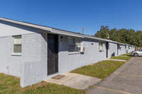 Oakwood Apartments in Tampa, FL - Building Photo - Building Photo