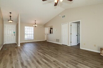 8022 Loch Lomond Ln in Jacksonville, FL - Foto de edificio - Building Photo