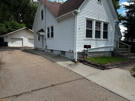 417 Waverly Rd in Davenport, IA - Building Photo