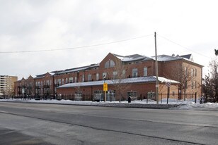 262 Dundas St E in Hamilton, ON - Building Photo