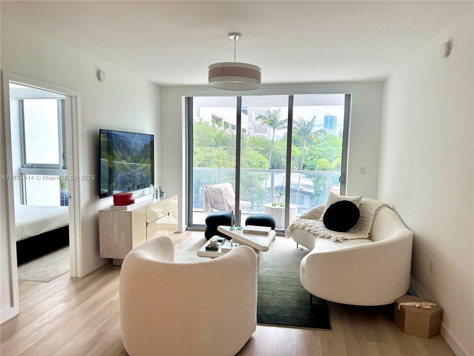 13800 Highland Dr in North Miami Beach, FL - Building Photo