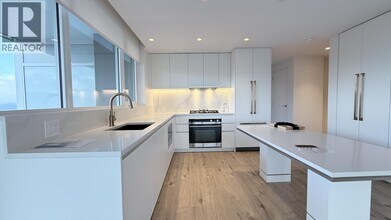 720 Farrow St in Coquitlam, BC - Building Photo - Building Photo