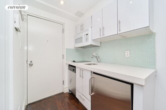 102 Greenwich Ave in New York, NY - Building Photo - Building Photo