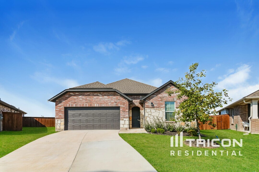 8101 Howell Oak Dr in McKinney, TX - Foto de edificio