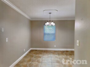 563 Robin Hill Cir in Brandon, FL - Foto de edificio - Building Photo