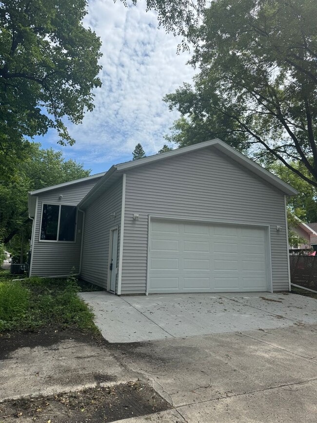 1109 S University Dr in Fargo, ND - Building Photo - Building Photo