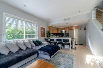 1061 Michigan Ave in Miami Beach, FL - Building Photo - Building Photo