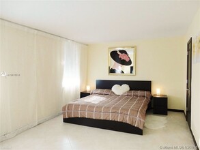 427 Golden Isles Dr-Unit -Apt 16D in Hallandale Beach, FL - Building Photo - Building Photo