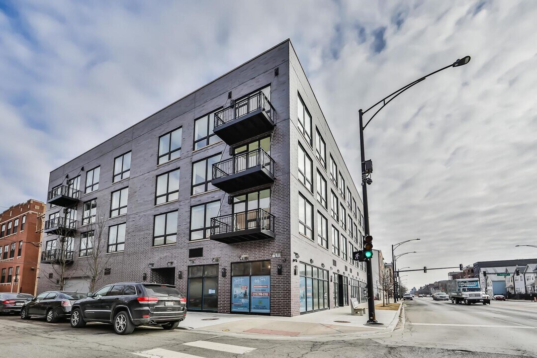 2353 W Wabansia Ave in Chicago, IL - Building Photo