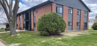 440 3rd St SE, Unit Brayside in Blooming Prairie, MN - Building Photo