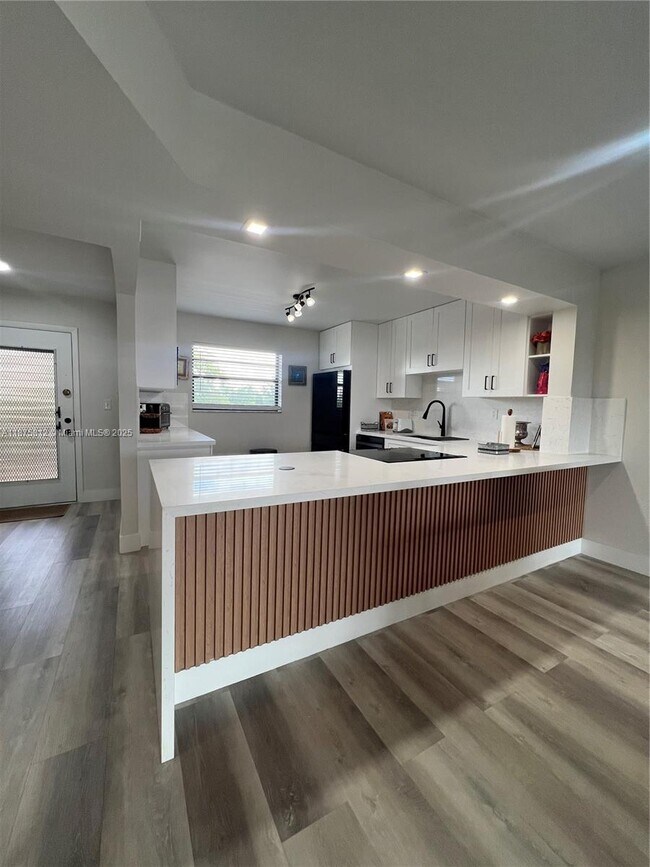 4950 E Sabal Palm Blvd in Tamarac, FL - Building Photo - Building Photo