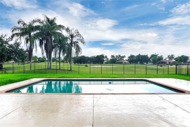 2527 Eagle Run Dr in Weston, FL - Building Photo - Building Photo