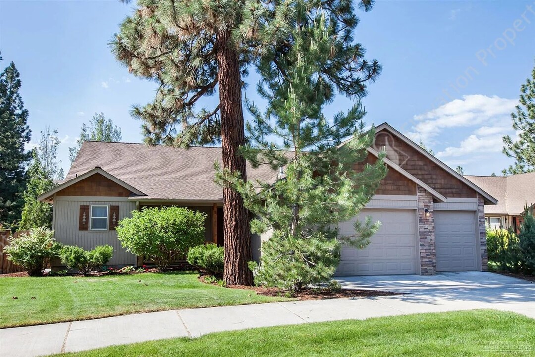 19845 Porcupine Dr in Bend, OR - Building Photo
