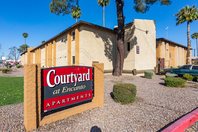 Courtyard at Encanto Apartments in Phoenix, AZ - Foto de edificio - Building Photo