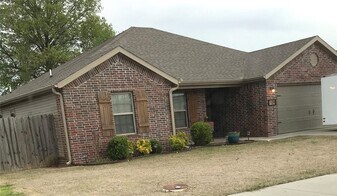 709 Olivia Ln in Centerton, AR - Building Photo