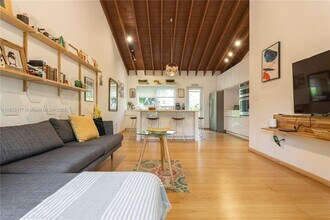 521 NE 68th St in Miami, FL - Foto de edificio - Building Photo