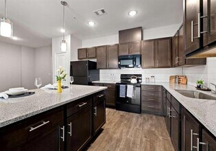 2551 N Guadalupe St in Seguin, TX - Building Photo - Building Photo