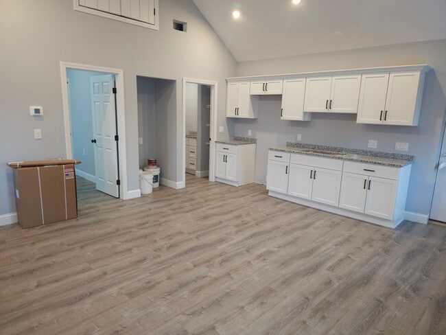 32 West St, Unit 3 in Middleboro, MA - Foto de edificio - Building Photo