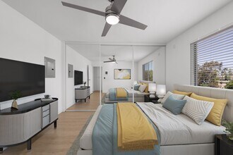 University Crest Apartments in San Diego, CA - Foto de edificio - Building Photo