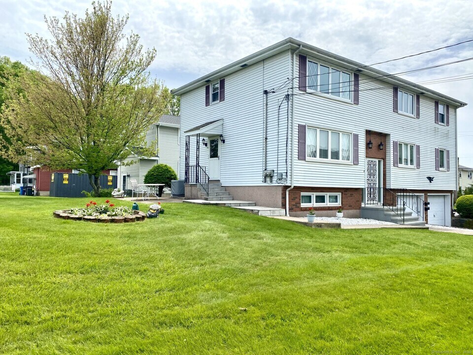 4 Beth Ct in New Britain, CT - Building Photo