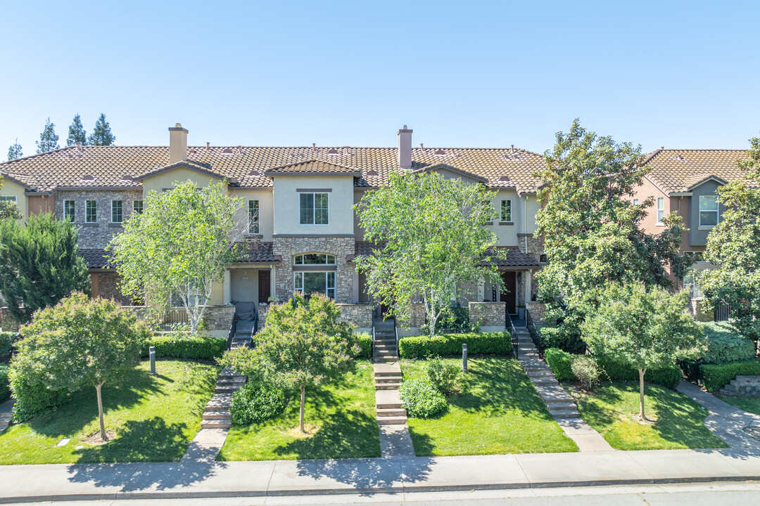 Astoria in Sacramento, CA - Foto de edificio