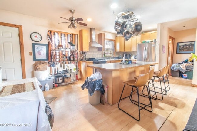 99 1/2 Walworth St in Saratoga Springs, NY - Foto de edificio - Building Photo